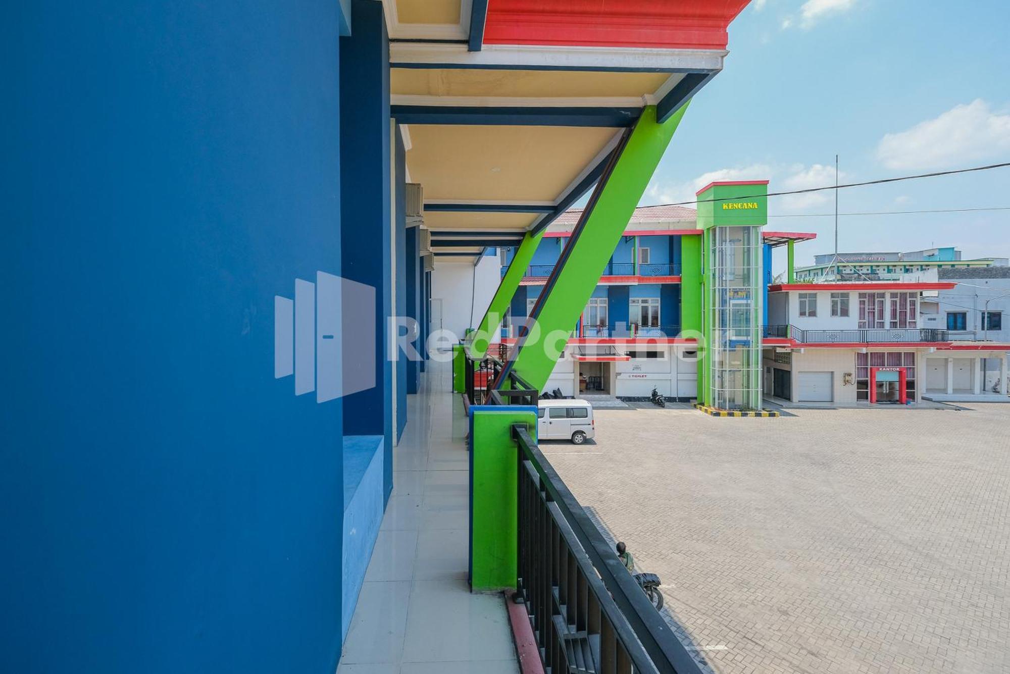 Grand Kencana Guesthouse Syariah Near Wisata Bahari Lamongan Paciran エクステリア 写真