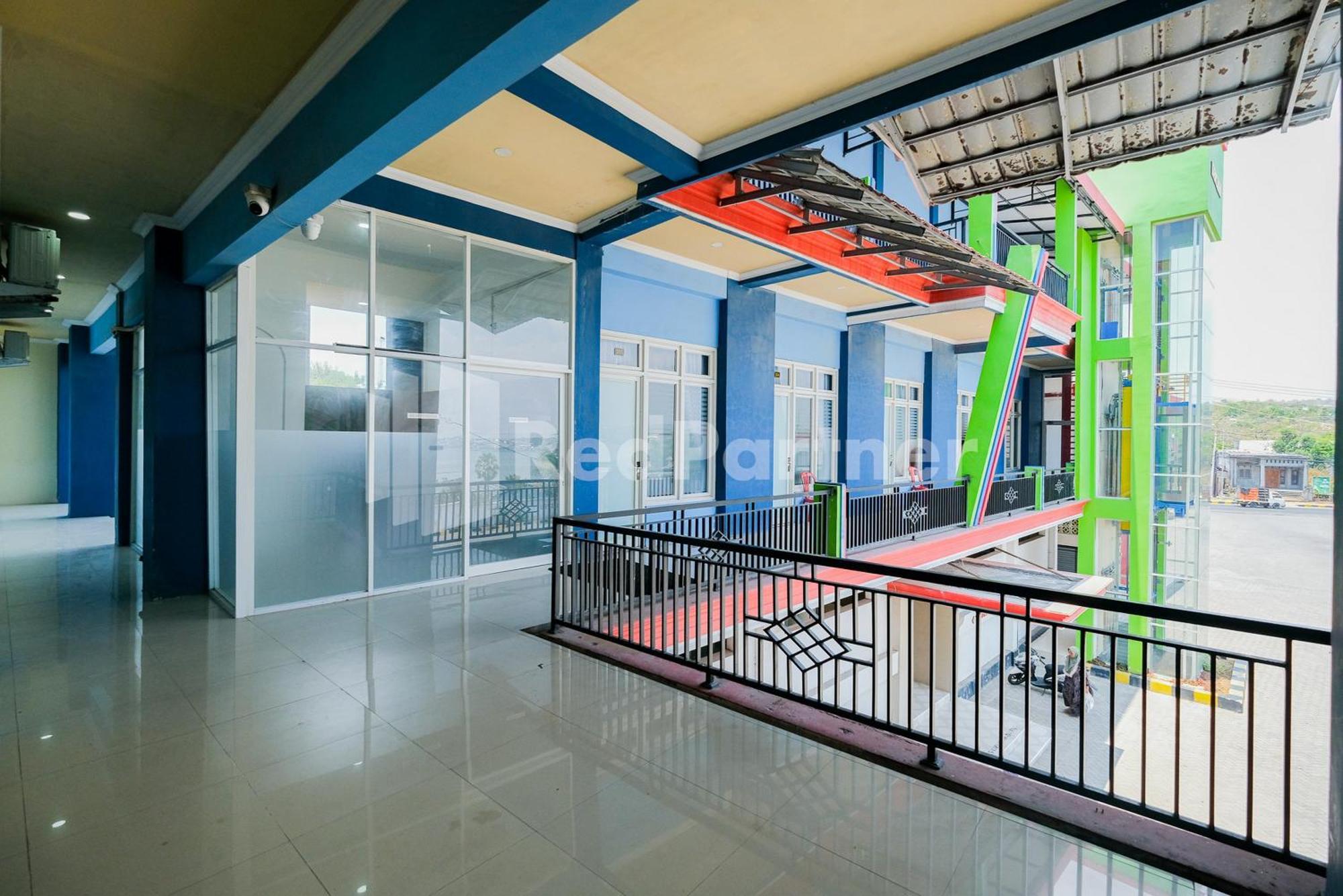 Grand Kencana Guesthouse Syariah Near Wisata Bahari Lamongan Paciran エクステリア 写真