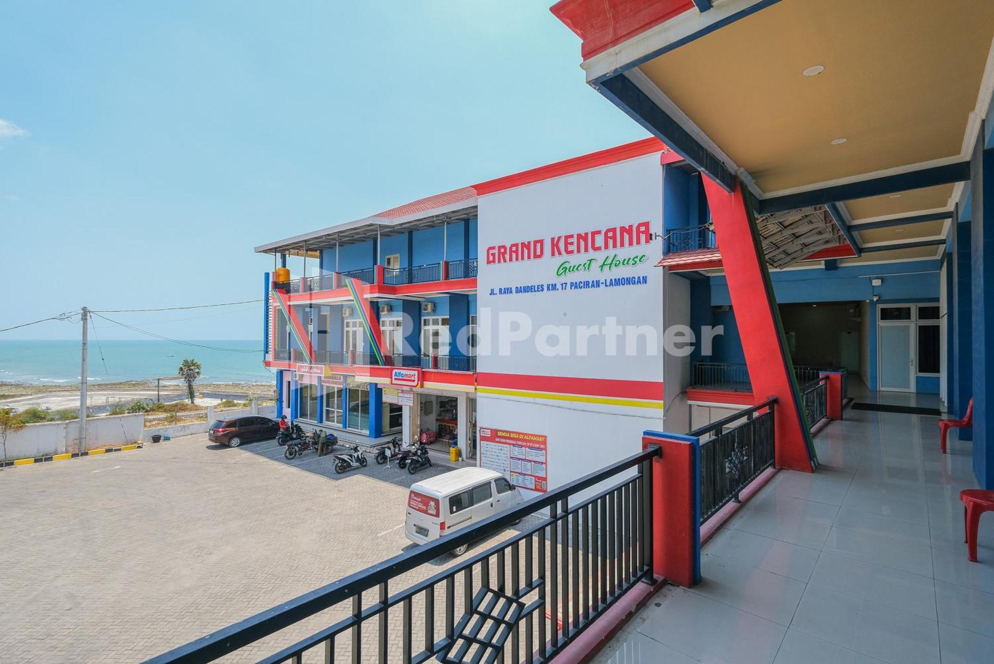 Grand Kencana Guesthouse Syariah Near Wisata Bahari Lamongan Paciran エクステリア 写真
